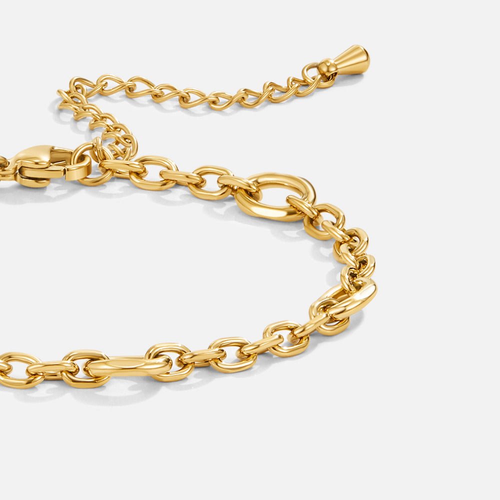 Chunky Briana Chain Bracelet, close-up of a gold chain with a lobster clasp and extender