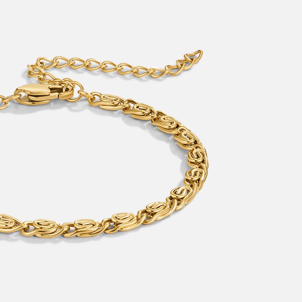 Gold Swirl Link Chain Bracelet, close-up of gold swirl links with a lobster clasp and extender