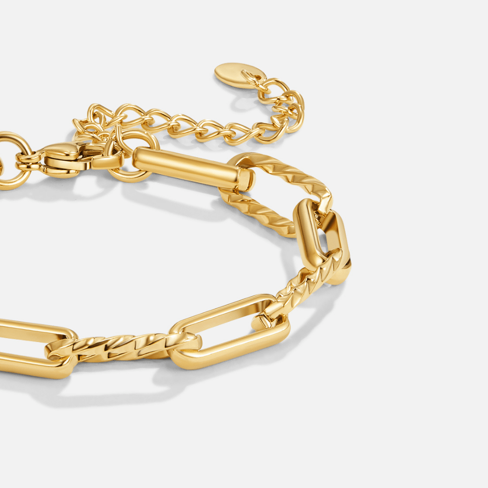 Jihan Chunky Chain Bracelet, close-up of gold chain links with a lobster clasp and extender